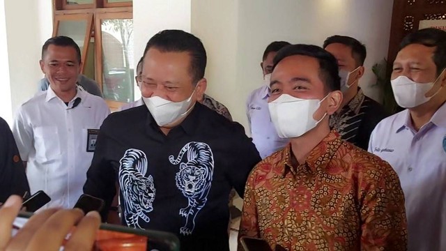 Waketum Partai Golkar, Bambang Soesatyo bersama Wali Kota Solo, Gibran Rakabuming di Balai Kota Solo, Kamis (17/11/2022). FOTO: Fernando Fitusia