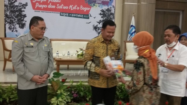 Peneliti BRIN menyerahkan dua buah buku kepada perwakilan Pemkot Bogor saat perayaan Hari Cinta Puspa dan Satwa 2022. Foto Dokumentasi : Melani Kurnia Riswati