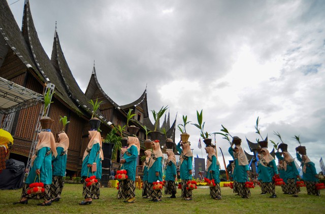 Peserta mengikuti pawai budaya pada Festival Pesona Minangkabau, di Istano Basa Pagaruyuang, Kabupaten Tanah Datar, Sumatera Barat, Kamis (17/11/2022). Foto: Iggoy el Fitra/Antara Foto
