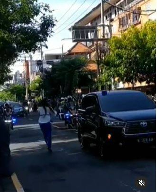 Aksi perempaun di Bali menerobos konvoi mobil Jokowi - Screenshot video