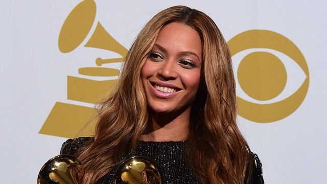 Beyonce dengan tiga Grammy-nya di ruang pers usai Penghargaan Grammy tahunan ke-57 di Los Angeles, California pada 8 Februari 2015. Foto: Frederic J. Brown/AFP