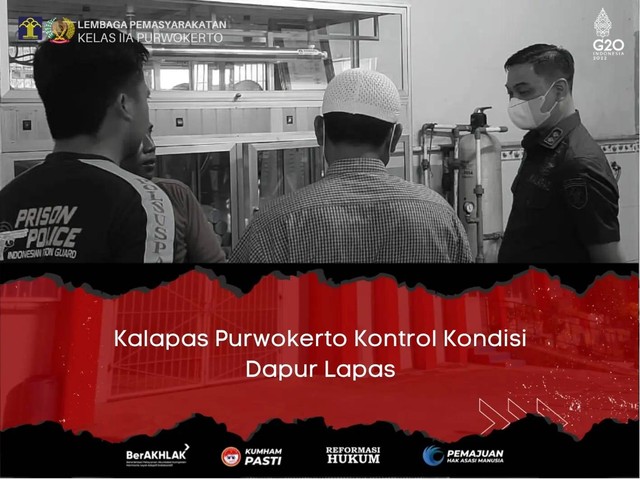 Kalapas sedang kontrol tempat pengisian air minum ulang di dapur 