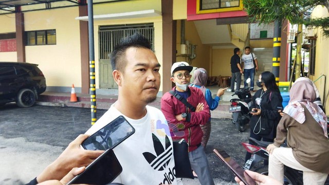 Irul (36) warga Kecamatan Gayam, Kabupaten Bojonegoro, saat beri keterangan di Polres Bojonegoro. Kamis (17/11/2022) (Foto: Dok. Istimewa)