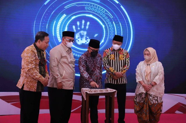 MenPANRB Abdullah Azwar Anas saat meresmikan Mal Pelayanan Publik (MPP) Maslahat Kabupaten Pasuruan, Kamis (17/11). Foto: Dok. KemenPANRB