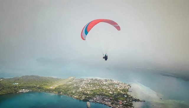 Penerbangan paralayang pertama dari puncak Gunung Api Banda di Banda Neira. Foto: Dok. Mapagama