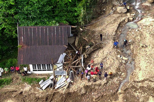Kondisi sebuah rumah warga rusak akibat bencana tanah longsor di Desa Lonjoboko, Kabupaten Gowa, Sulawesi Selatan, Kamis (17/11/2022). Foto: Abriawan Abhe/Antara Foto