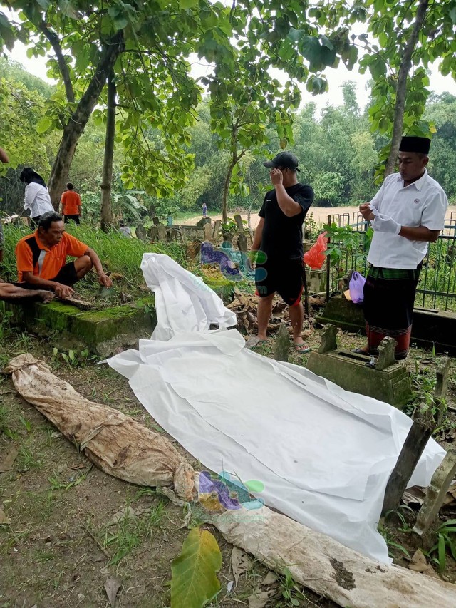 Kondisi jasad yang kain kafannya masih utuh, saat hendak dimakamkan lagi di tempat pemakaman umum Desa Sugihwaras, Kecamatan Sugihwaras, Kabupaten Bojonegoro. Rabu (16/112022). (Foto: Dok istimewa)