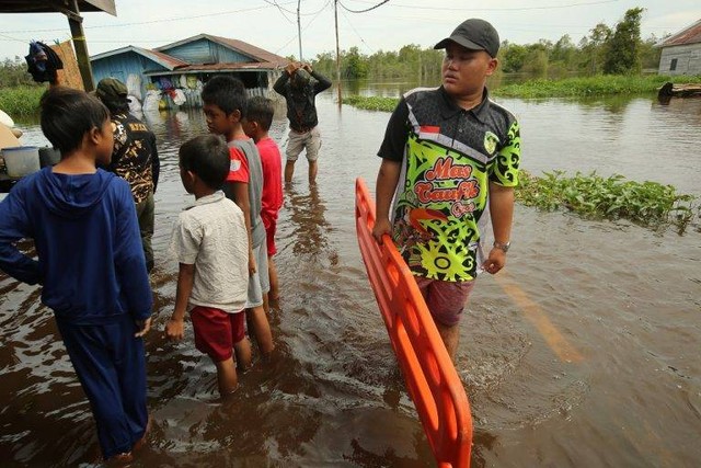 Kondisi banjir di salah satu RT di Palangka Raya yang mulai naik akibat luapan sungai. (FOTO: Media Isen Mulang).