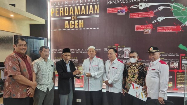 Ketua FKDM Aceh, Prof Yusny Saby menyerahkan cenderamata kepada anggota FKDM Sumut, Dr Amhar Nasution. Foto: Mardian