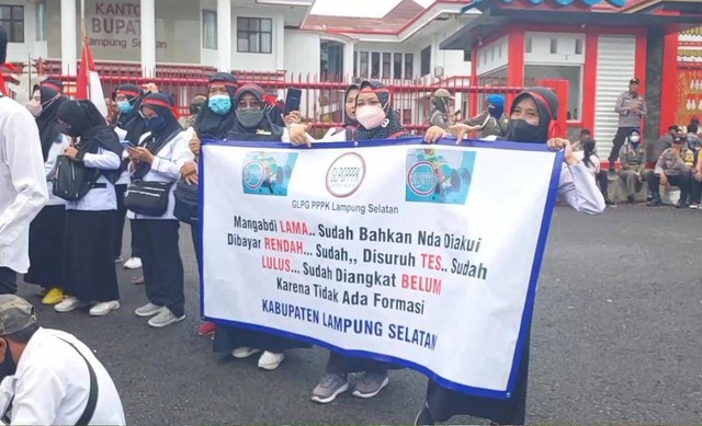 Ratusan Guru demo di Kantor DPRD Lampung Selatan. | Foto: Ist