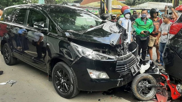 Kondisi sepeda motor korban tabrakan beruntun di Jalan Slamet Riyadi Solo, Kamis (17/11/2022). FOTO: Istimewa