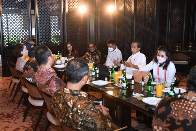 Presiden Joko Widodo ketika bertemu beberapa pemimpin redaksi media nasional di Hotel Apurva Kempinski, Bali pada Kamis (17/11/2022). Foto: Dok. Lukas - Biro Pers Sekretariat Presiden