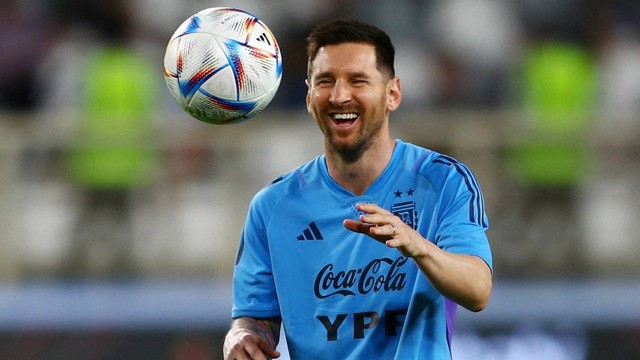 Lionel Messi bersama Timnas Argentina jelang Piala Dunia 2022 di Qatar. Foto: REUTERS/Amr Alfiky/File Photo