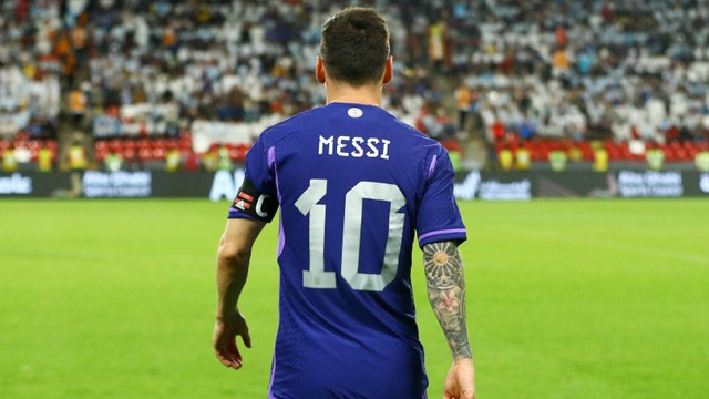 Lionel Messi bersama Timnas Argentina jelang Piala Dunia 2022 di Qatar. Foto: REUTERS/Amr Alfiky