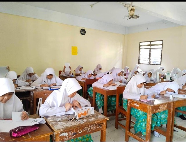 Suasana siswa di kelas (Sumber : Dokumen Pribadi).