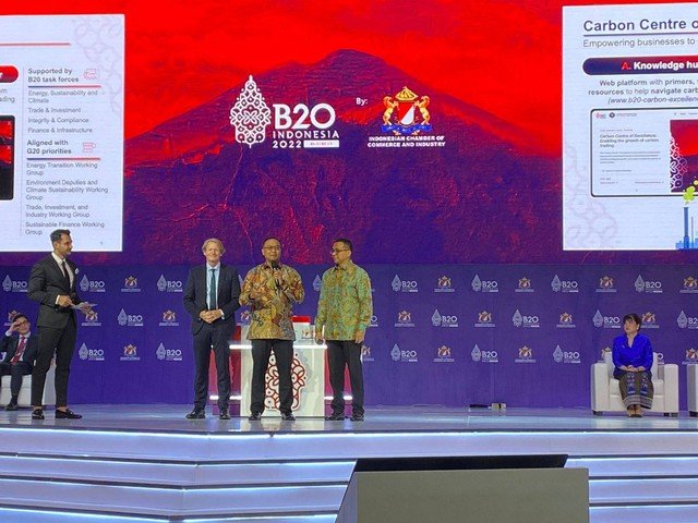 Agung Wicaksono (tengah) sedang berbicara di forum B20 di Bali. 