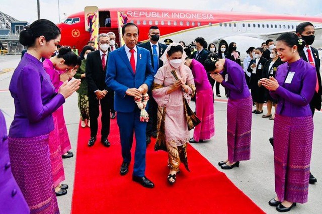 Presiden Joko Widodo dan Ibu Iriana Joko Widodo tiba di Bandar Udara Suvarnabhumi, Bangkok, Thailand, Kamis (17/11/2022). Foto: Laily Rachev/Biro Pers Sekretariat Presiden