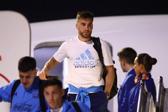 Pemain Argentina Nicolas Tagliafico tiba di Bandara Internasional Hamad, Doha, Qatar, untuk Piala Dunia FIFA Qatar 2022, Kamis (17/11/2022). Foto: Hannah McKay/REUTERS