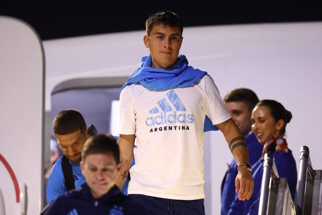 Pemain Argentina Paulo Dybala tiba di Bandara Internasional Hamad, Doha, Qatar, untuk Piala Dunia FIFA Qatar 2022, Kamis (17/11/2022). Foto: Hannah McKay/REUTERS