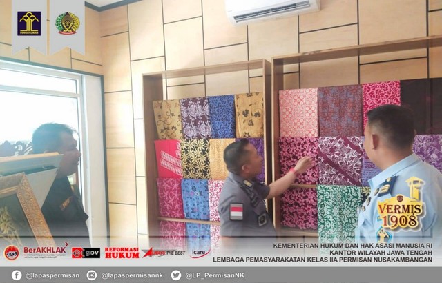 Bapak R. Nategara sedang melihat-lihat batik karya WBP di galeri Wijaya Kusuma Lapas Permisan Nusakambangan