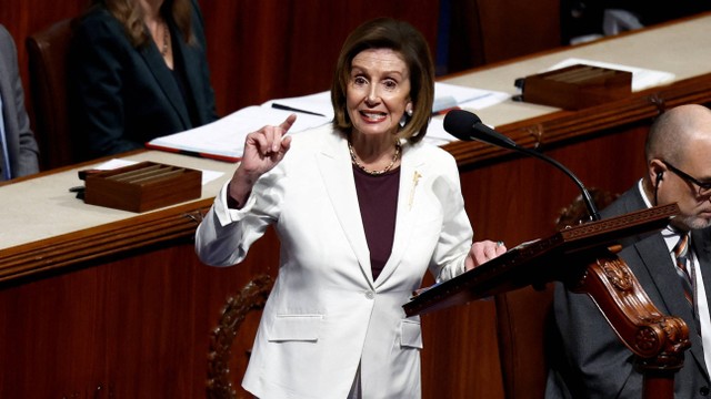 Ketua DPR AS Nancy Pelosi mengumumkan bahwa dia akan tetap di Kongres, usai mundur sebagai Ketua DPR AS, di US Capitol, Washington, AS, Kamis (17/11/2022). Foto: Evelyn Hockstein/REUTERS