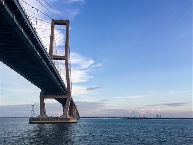 Ilustrasi Jembatan yang Menghubungkan Surabaya dan Madura Foto:Unsplash
