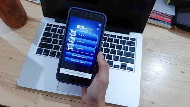 Ilustrasi cara registrasi m banking BCA di ATM. Foto: Maharani Sagita/kumparan