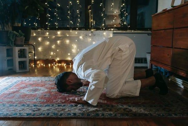 Ilustrasi seorang Muslim sholat. Foto: Pexels