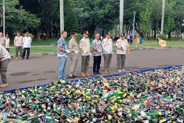 Pemprov DKI Jakarta Musnahkan 14 Ribu Botol Minuman Keras di Monas.  Foto: Fadlan/kumparan