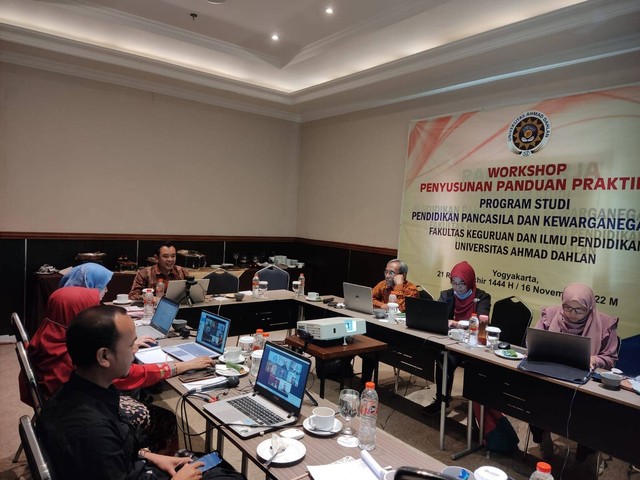 Workshop penyusunan panduan praktikum dilakukan secara hybrid bersama Dr. Winarno, S.Pd., M.Si., Dosen PPKn FKIP Universitas Sebelas Maret (UNS). Foto: Mahmuda