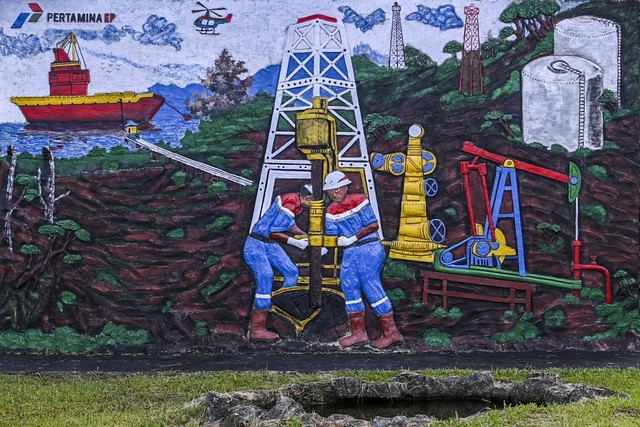 Mural aktivitas pengeboran di kantor PT Pertamina EP Tarakan Field, Kalimantan Utara. Foto: Galih Pradipta/Antara Foto