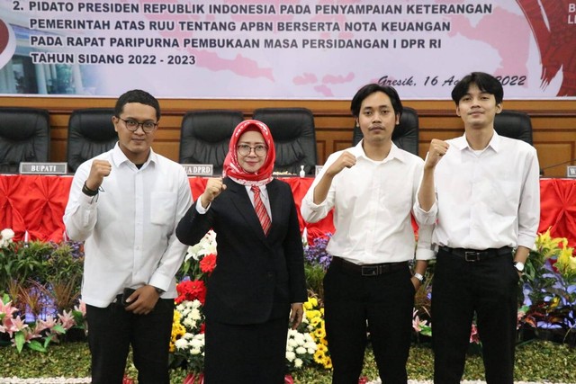 Foto ketiga mahasiswa Untag Surabaya bersama Wakil ketua DPRD Hj. Nur Sa'idah S.E., M.M. Source : Dokumen Pribadi