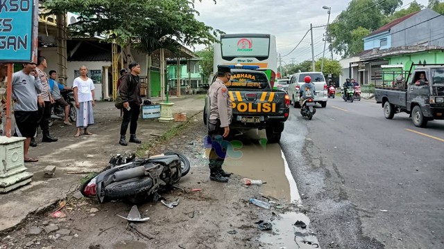 Petugas sat lakukan olah TKP, kecelakaan lalu lintas di Jalan Raya Bojonegoro-Babat, turut Desa Gunungsari, Kecamatan Baureno, Kabupaten Bojonegoro. Jumat (18/11/2022). (Foto: Dok Istimewa)