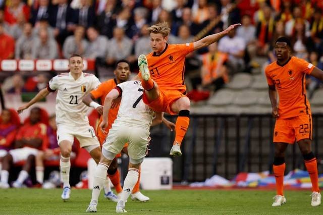 Pemain Belanda Frenkie de Jong beraksi dengan pemain Belgia Kevin De Bruyne di Stadion King Baudouin, Brussel, Belgia, Jumat (3/6/2022). Foto: Johanna Geron/REUTERS