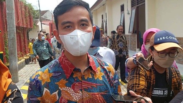 Wali Kota Solo Gibran Rakabuming Raka usai meresmikan Rumah Layak Huni (RTH) di Kelurahan Mojo, Kecamatan Semanggi, Jawa Tengah, Jumat (18/11). Foto: Dok. Istimewa