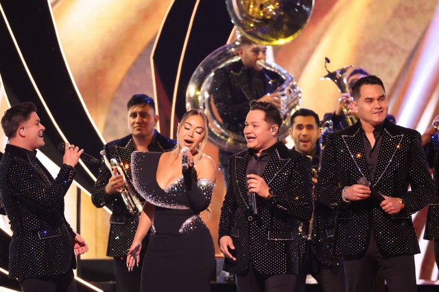 Chiquis Rivera tampil bersama band Los Recoditos dalam acara Penghargaan Grammy Latin Tahunan ke-23 di Las Vegas, Nevada, AS, Kamis (17/11/2022). Foto: Mario Anzuoni/Reuters