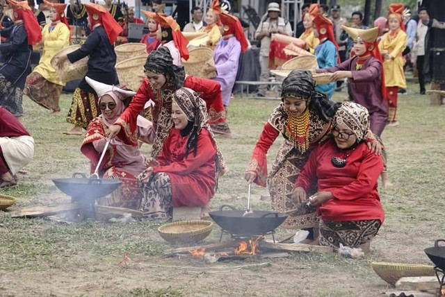 Penampilan seni kebudayaan yang ditampilkan dalam Festival Budaya Minangkabau di Kabupaten Tanah Datar, Kamis (17/11/2022). Dokumentasi: Humas Pemkab Tanah Datar