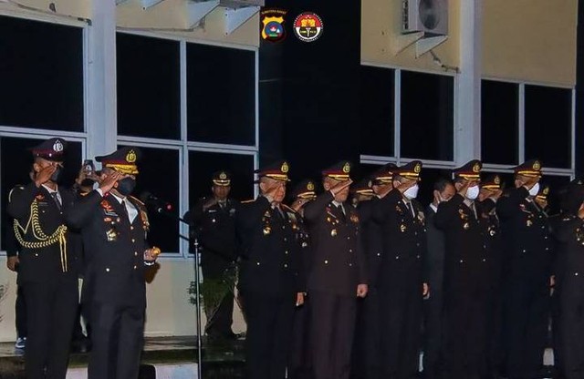 Kapolda Sumbar pimpin upacara pelepasan jenazah Wakil Direktur Dirreskrimum Polda Sumbar, Jumat (18/11/2022). Dokumentasi: Humas Polresta Padang