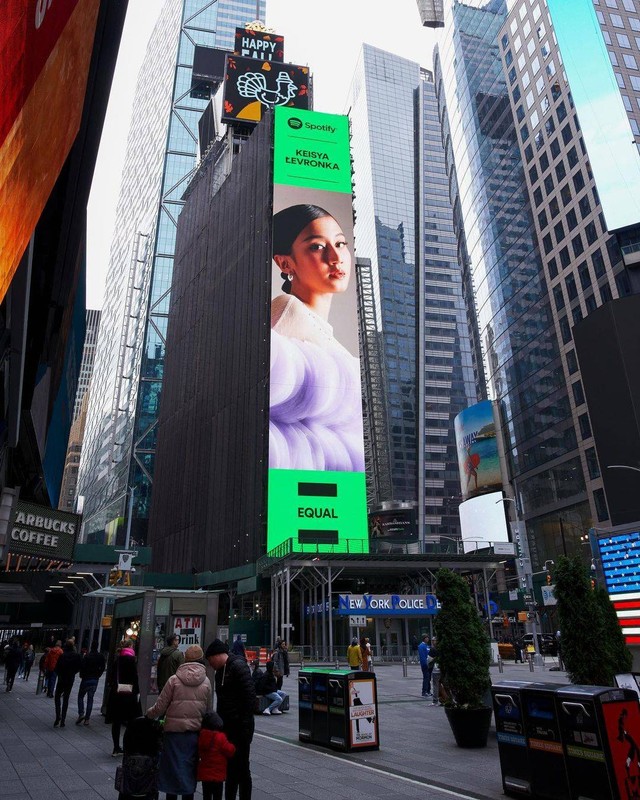 Wajah Keisya Levronka mejeng di Billboard Times Square. Foto: Instagram/@keisyalevronka