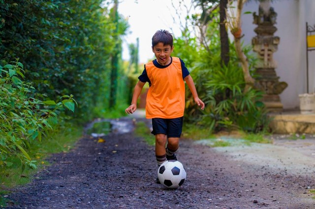 Ilustrasi anak yang rutin bermain bola. Foto: TheVisualsYouNeed/Shutterstock