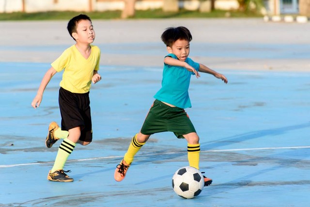 Ilustrasi interaksi dengan teman saat bermain sepak bola. Foto: TinnaPong/Shutterstock
