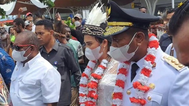 Penjabat (pj) Gubernur Papua Selatan, Apolo Safanpo tiba di Merauke, ibu kota Provinsi Papua Selatan. (BumiPapua.com/Abdel Syah)  