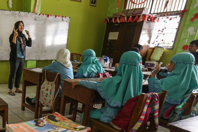 Wali murid memberikan materi pelajaran di SDN Pondok Cina 1, Depok, Jawa Barat, Jumat (18/11/2022). Foto: Asprilla Dwi Adha/ANTARA FOTO