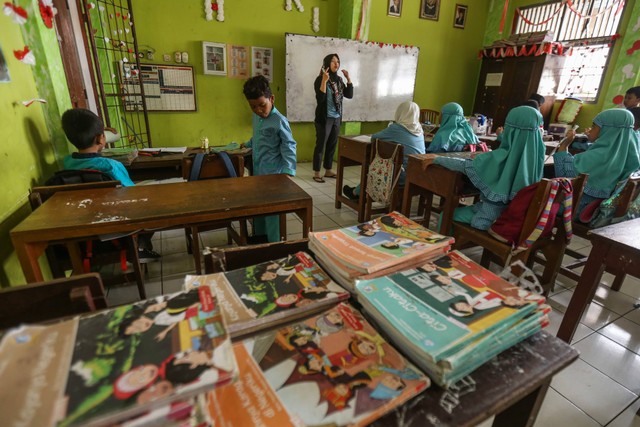 Wali murid memberikan materi pelajaran di SDN Pondok Cina 1, Depok, Jawa Barat, Jumat (18/11/2022). Foto: Asprilla Dwi Adha/ANTARA FOTO
