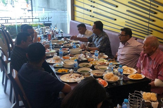 Tim Kecil NasDem-Demokrat-PKS makan siang di Pagi Sore Saharjo, Jakarta Selatan. Foto: Rafyq Panjaitan/kumparan