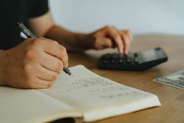 Ilustrasi menghitung pendapatan menggunakan rumus disposable income. Foto: Pexels