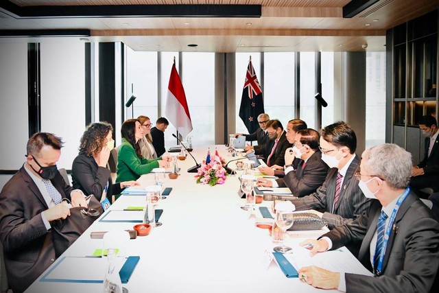 Menko Airlangga saat mendampingi Presiden Joko Widodo dalam Pertemuan bilateral dengan New Zealand bersama Menseskab dan Wamendag yang digelar di Bangkok, Thailand, Jumat, (18/11/2022). Foto: Dok. Kemenko Ekonomi