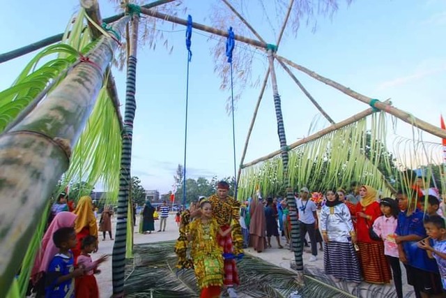 Masyarakat Kabupaten Wakatobi saat ikut melestarikan tradisi Kabuenga. Foto: Facebook/Rit Farit