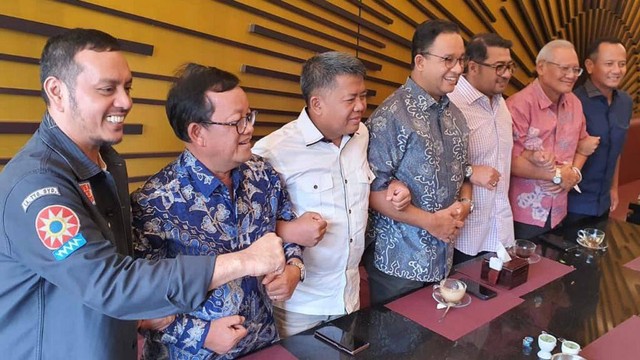 Tim Kecil NasDem-Demokrat-PKS dan Bakal Capres Anies Baswedan usai makan siang di RM Pagi Sore Saharjo, Jakarta Selatan. Foto: Rafyq Panjaitan/kumparan