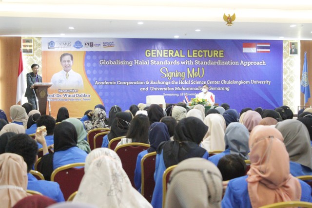 Pemaparan materi oleh  Prof. Winai Dahlan, Ph.D. dari Halal Science Center. Sumber : Dokumentasi Humas UNIMUS